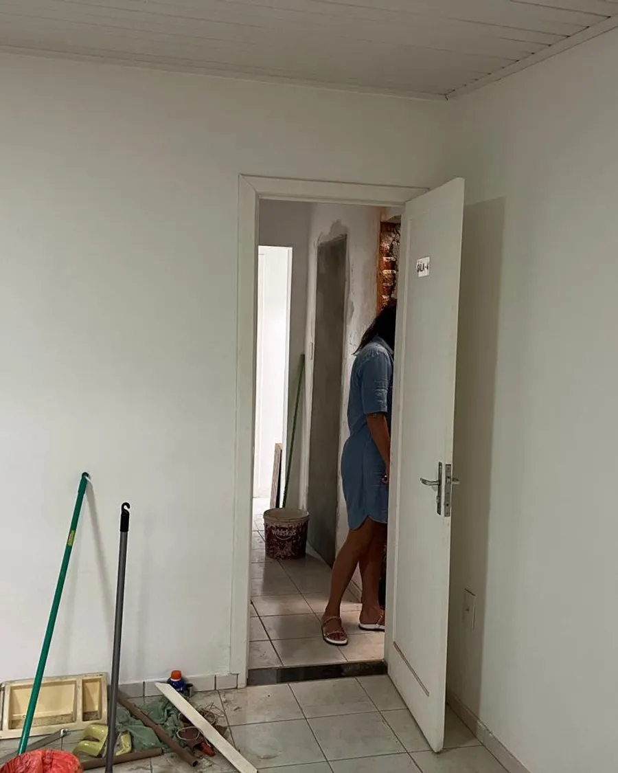 A sala vazia e o escritório pronto — antes