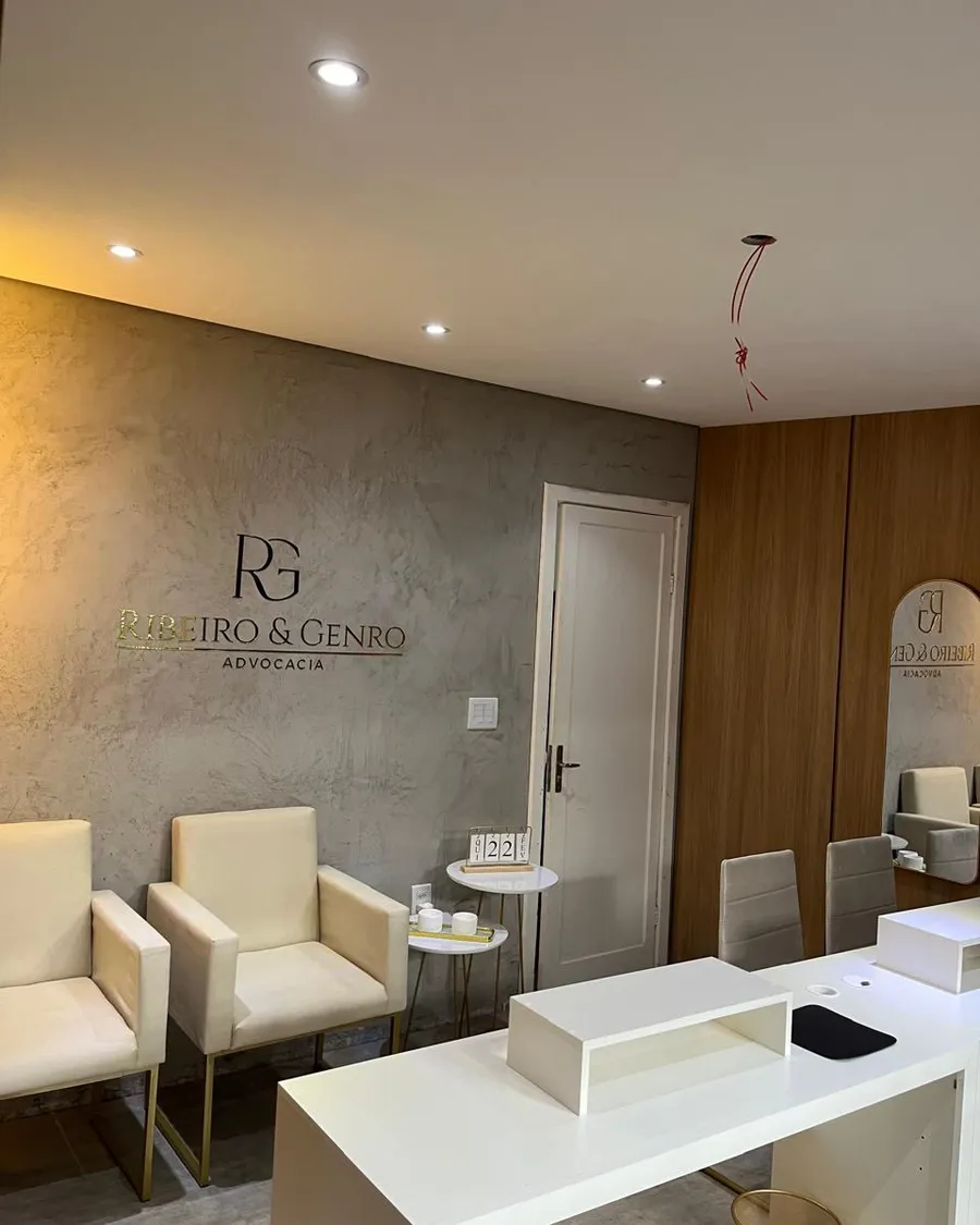 A sala vazia e o escritório pronto — depois