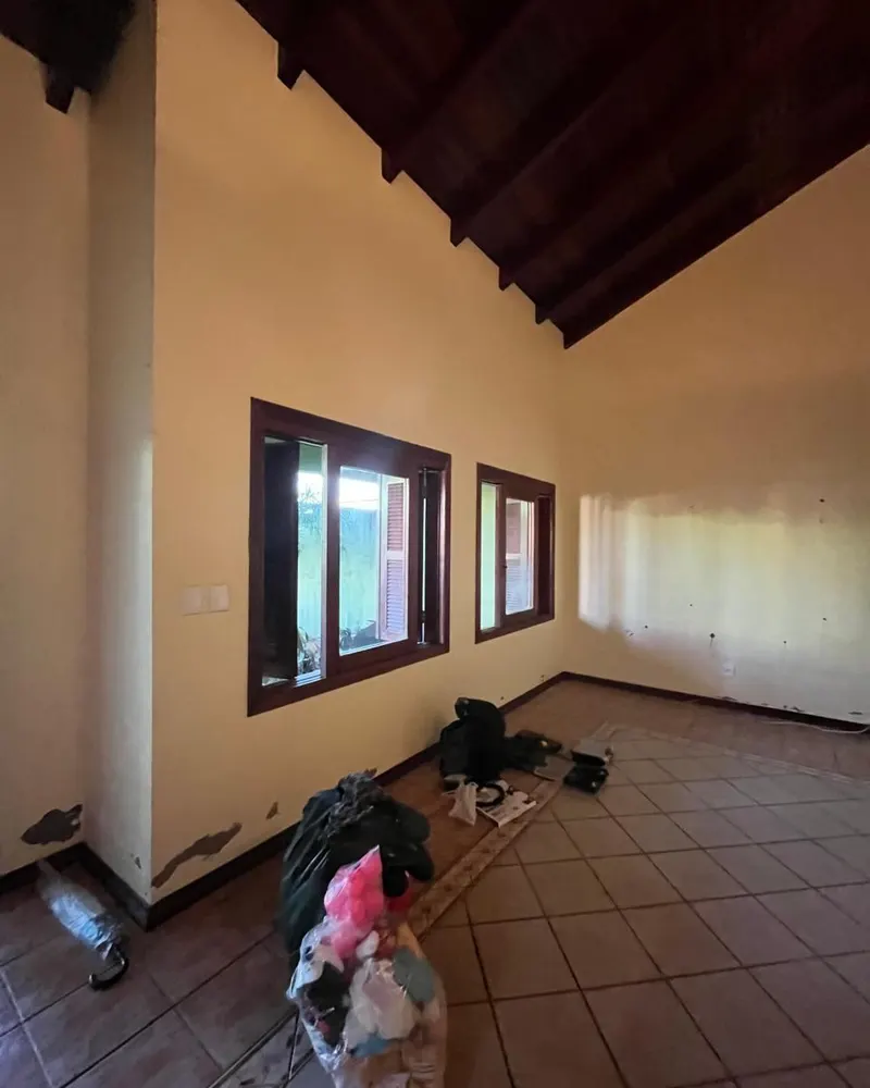Sala: depois da enchente e hoje — antes