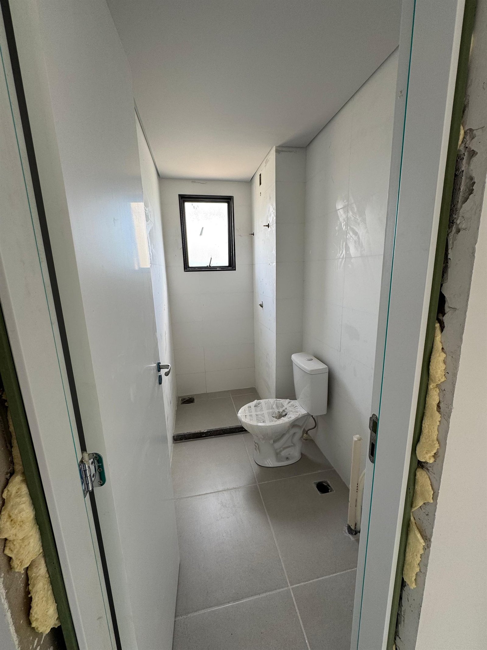 Banheiro do apartamento ainda em obra, sem acabamentos, na entrega da construtora