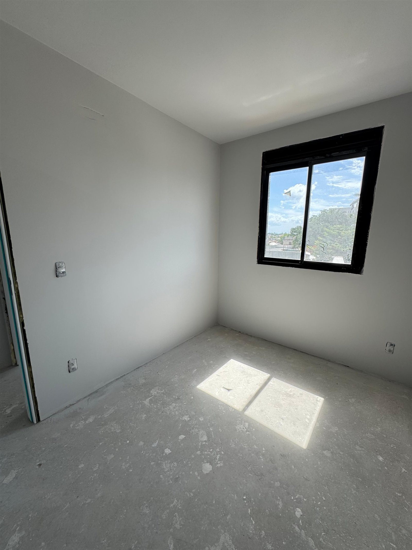 Segundo quarto ainda em obra, vazio, que se tornaria o home office