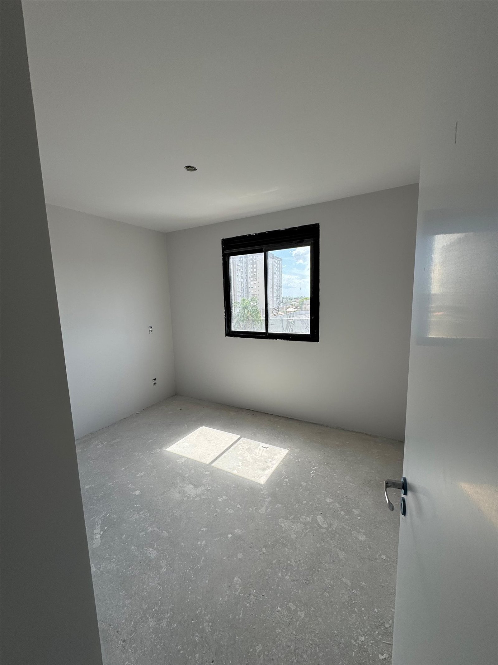 Quarto do casal ainda em obra, no contrapiso, sem marcenaria