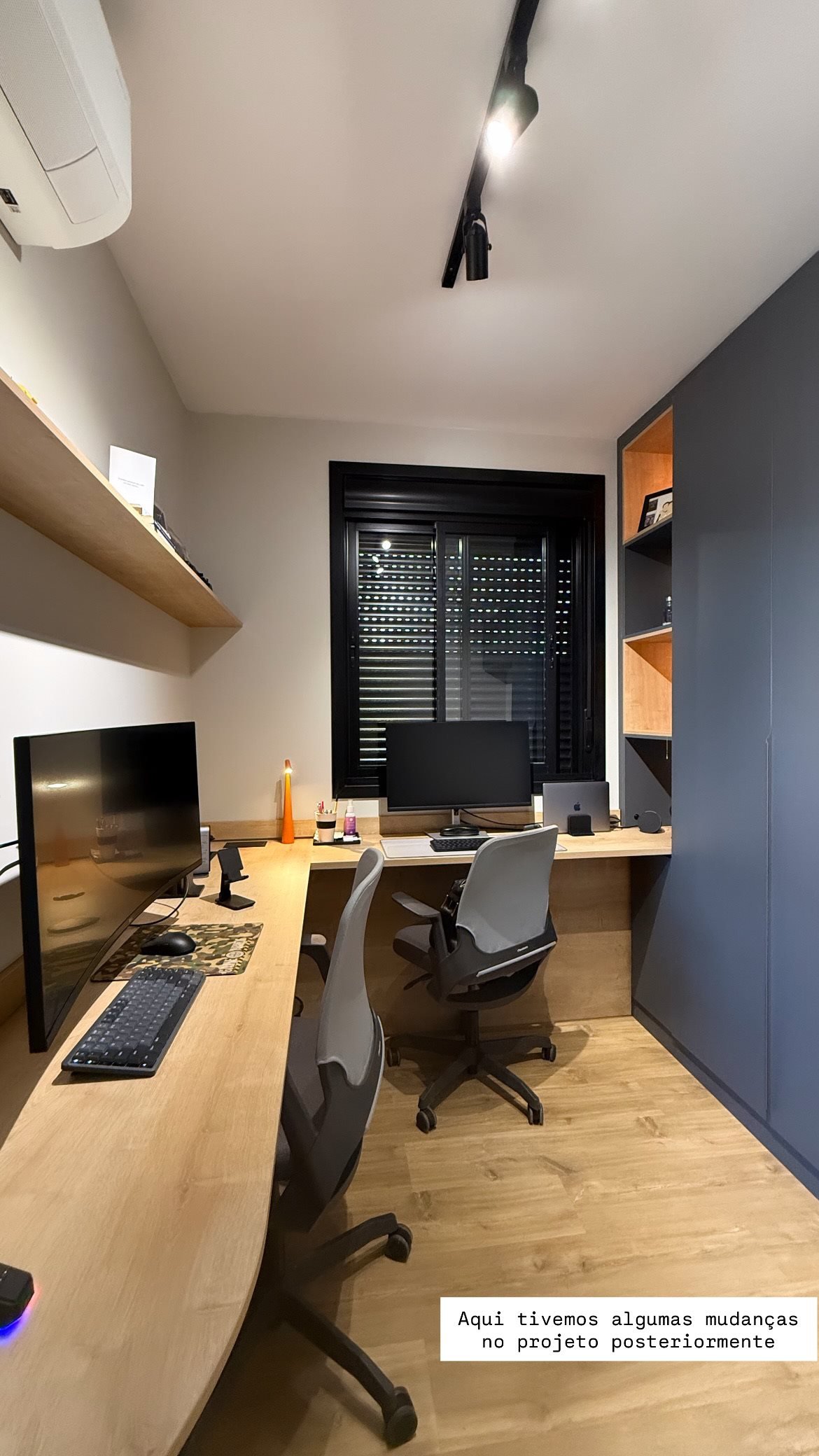 Home office pronto, com dois postos de trabalho, estante iluminada e marcenaria em tom grafite