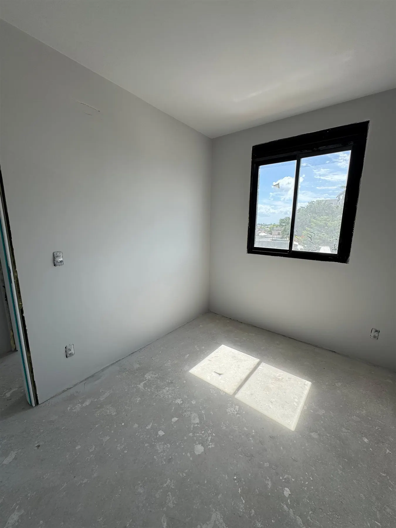 Segundo quarto ainda em obra, vazio, que se tornaria o home office