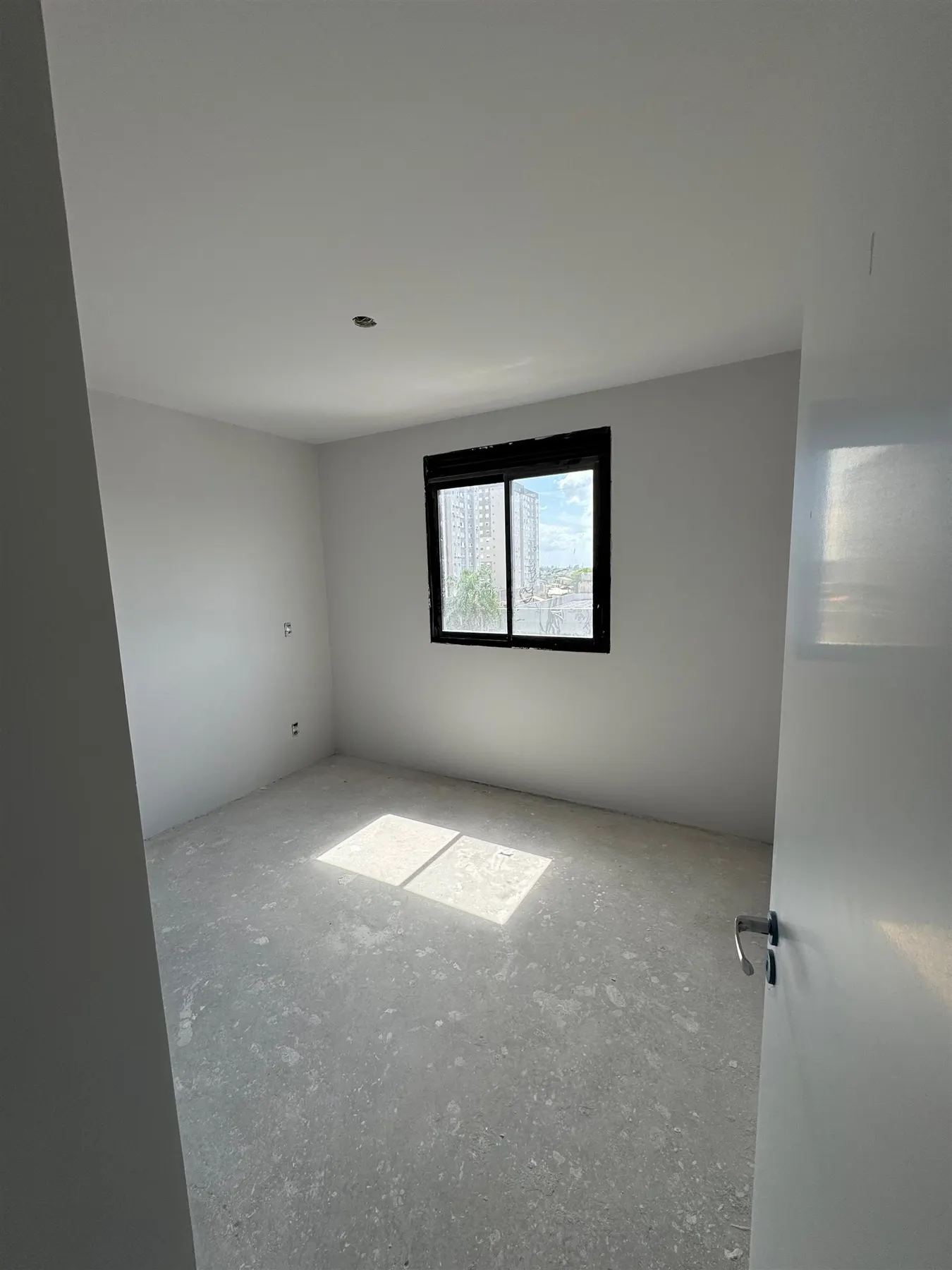 Quarto do casal ainda em obra, no contrapiso, sem marcenaria