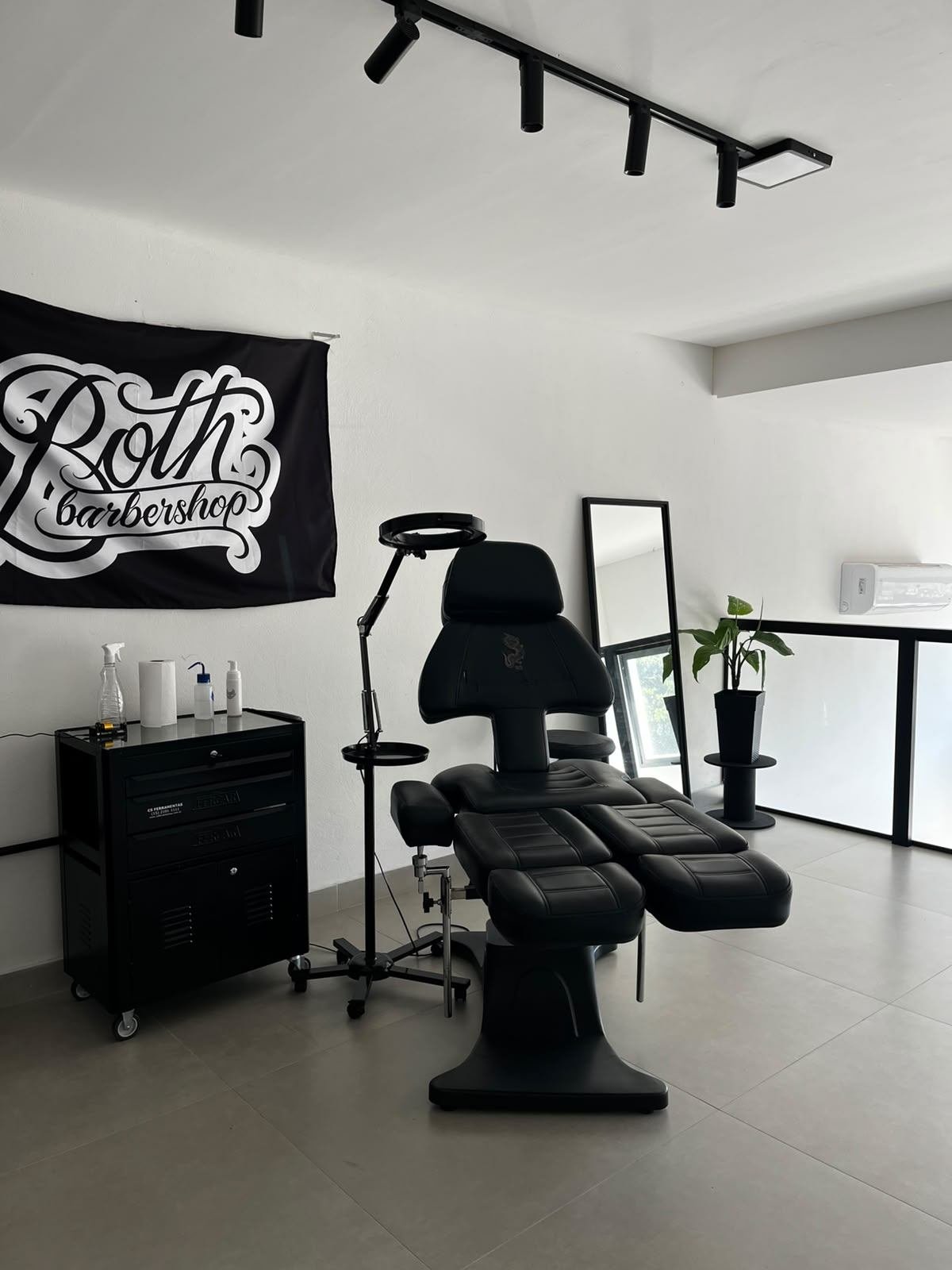 Mesmo mezanino pronto, com bandeira Both Barbershop e cadeira de tatuagem