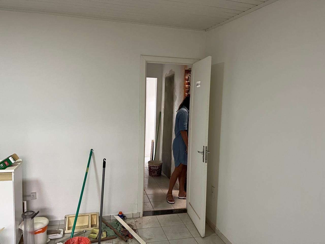 Sala vazia antes da reforma, piso antigo e parede sem acabamento