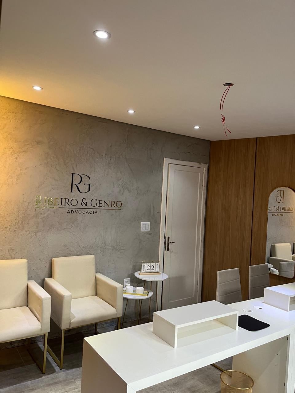 Mesma parede após a reforma, em concreto com o logo Ribeiro & Genro Advocacia