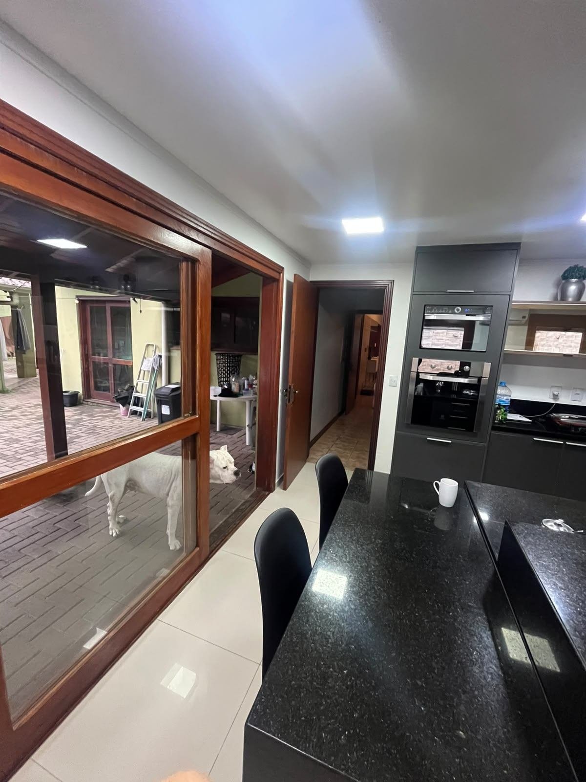 Cozinha completa, marcenaria em grafite, coluna de forno e micro-ondas embutidos