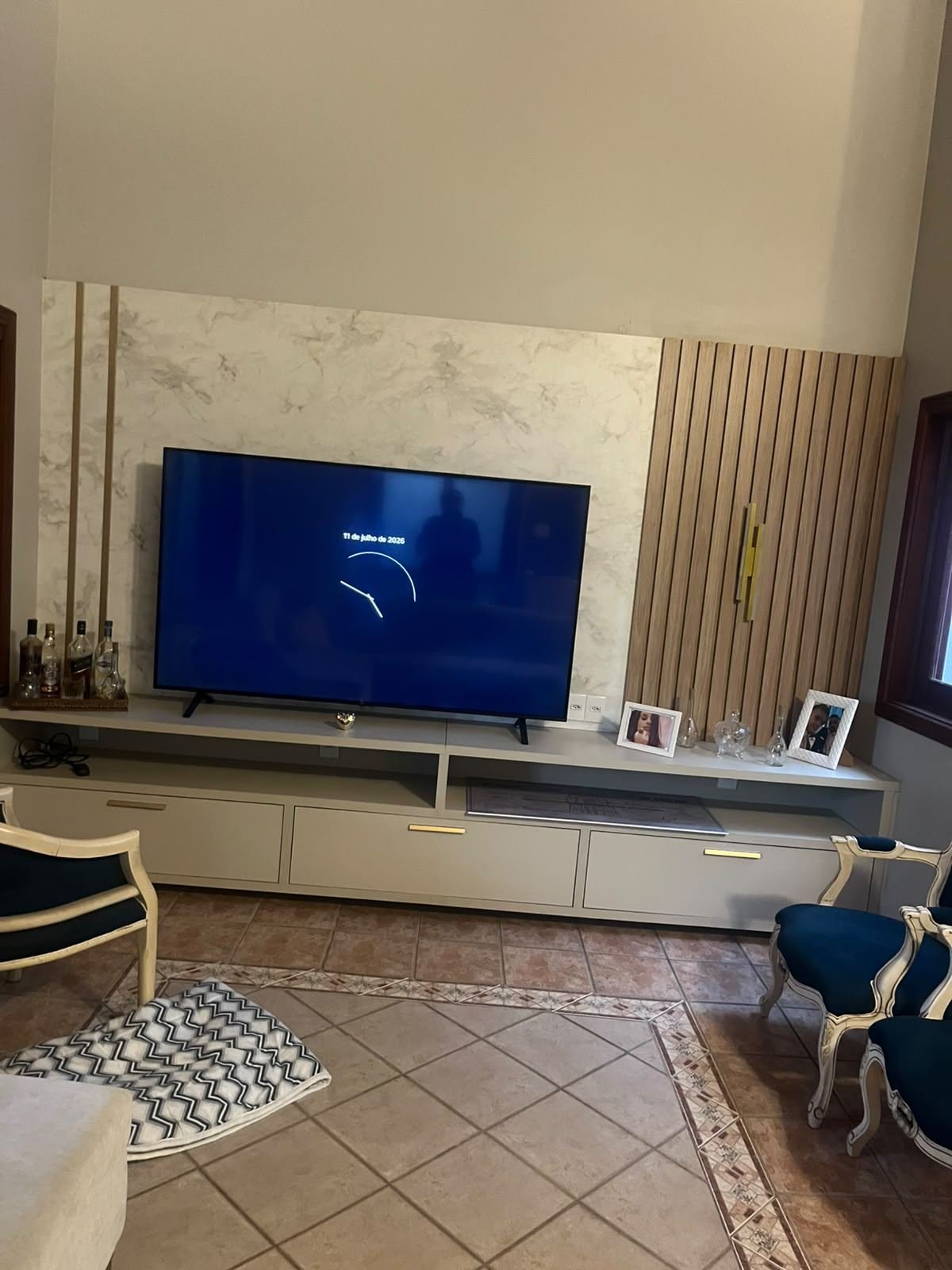 Painel de TV pronto, em mármore com ripado de madeira e faixas em latão