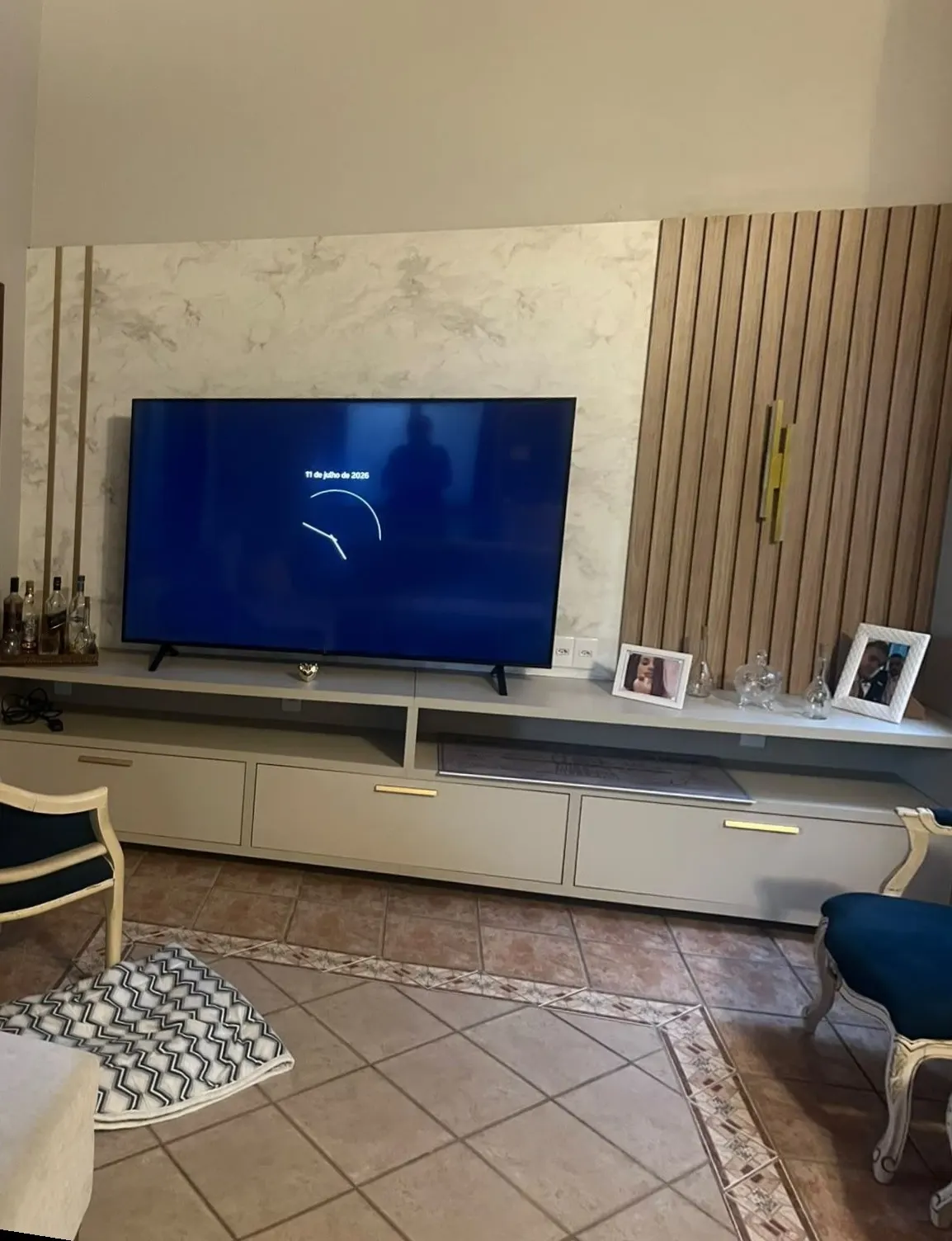 Painel de TV pronto, em mármore com ripado de madeira e faixas em latão